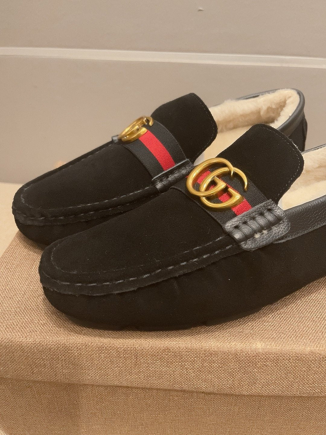 微商相册测试鞋子-Gucci Black Stripe Plush-Lined Loafers — hero