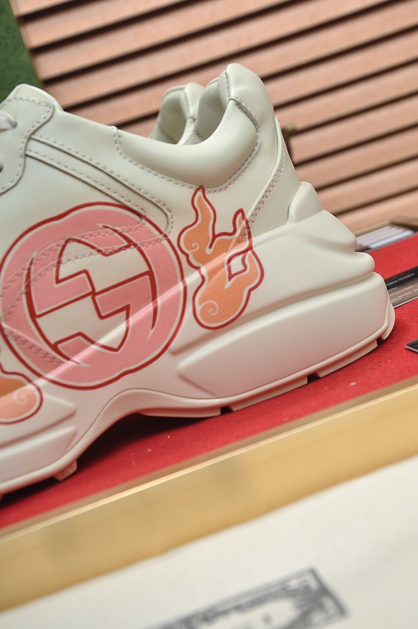 Gucci Cream White Peach Graphic Sneakers — detail